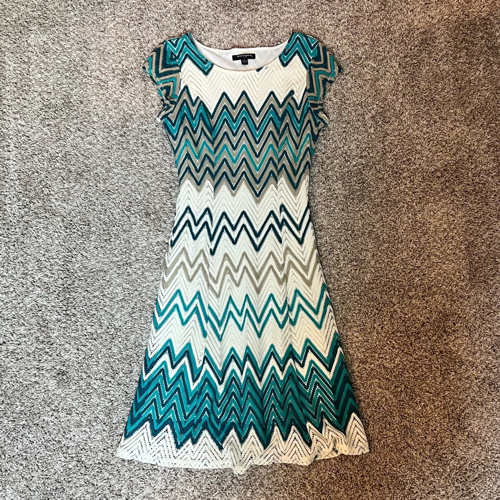 Chevron Patterned Short Sleeve Knee Length Dress